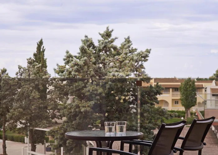 Hotels nahe Issos Beach