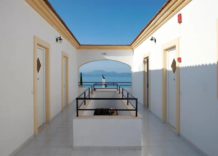 Crystal Blue Hotel, Barbati