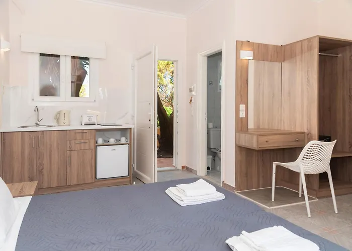 Hotel con piscina a Kávos